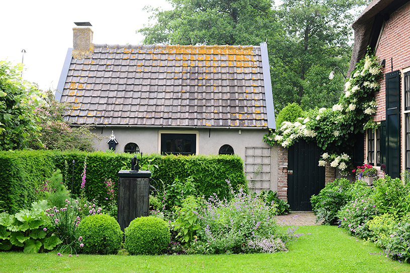 Een huis met een tuin